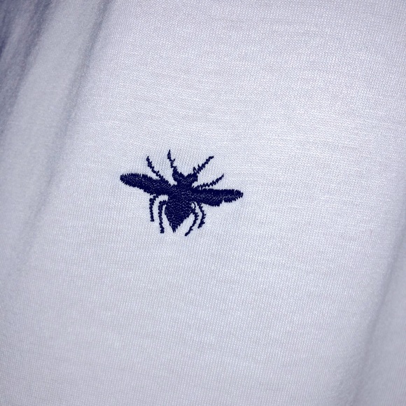 Christian Dior 🐝
T-SHIRT WITH BEE EMBROIDERY - Picture 9 of 15